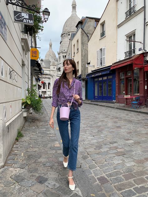 French spring style - wearing the Cafuné Lilac Mini Bucket Bag and Carel shoes in Montmartre, Paris! Outfit With Purple Bag, Violet Bag Outfit, Classic Purple Everyday Bag, Lilac Bag Outfit Ideas, Lilac Purse Outfit, Lilac Bag Outfit, Spring Outfits Paris, Paris Fall Outfits, French Capsule Wardrobe