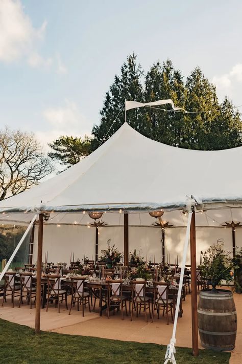 Marquee Wedding Inspiration, Candlelit Wedding, Wedding Marquee, Rustic Garden Wedding, Place Wedding, Field Wedding, French Rustic, Modern Cakes, Garden Venue