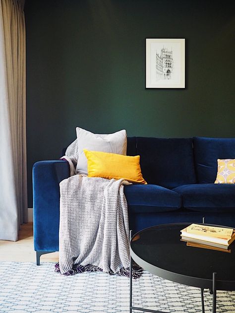 Dark green walls with velvet blue sofa. Dark interiors. Dark decor. Moody interiors. Blue Sofa Living, Teal Living Room Decor, Green Walls Living Room, Blue Sofas Living Room, Dark Green Living Room, Teal Living Rooms, Blue Couch, Dark Green Walls, Dark Decor