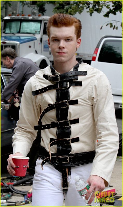 Cameron Monaghan on set of "Gotham" Batman Origins, Cameron Monaghan Gotham, Jerome Gotham, Gotham Characters, Gotham Cast, Gotham Joker, Gotham Tv Series, Gotham Series, Ian And Mickey