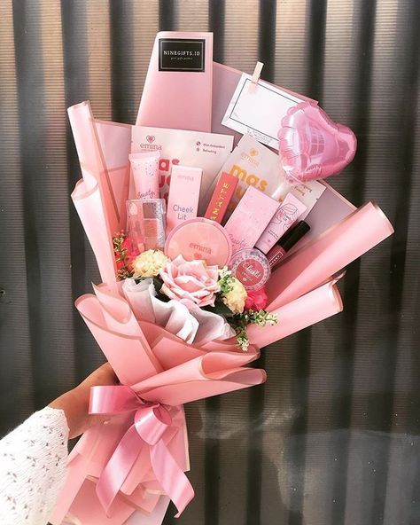 Makeup Bouquet Gift, Makeup Bouquet, حفل توديع العزوبية, Diy Bouquet Wrap, Buat Pita, Bff Birthday Gift, Bff Birthday, Creative Birthday Gifts, Gift Bouquet