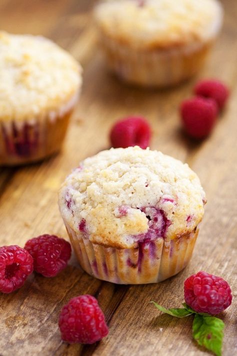 Raspberry Streusel Muffins Recipe - Sweet but tart, these fresh Raspberry Streusel Muffins topped with a heavenly, crunchy streusel will make breakfast a decadent treat.  Easy breakfast recipe that's also freezer friendly. Fabulous! Raspberry Streusel Muffins, Valentines Breakfast, Muffins Healthy, Streusel Muffins, Raspberry Muffins, Muffin Streusel, Raspberry Recipes, Make Breakfast, Red Raspberry