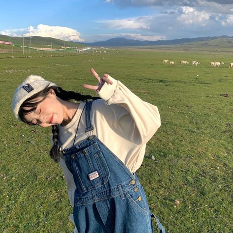 Purple Fashion Outfit, Denim Dungaree, Clothes Korean Style, Denim Dungarees, Trik Fotografi, Korean Dress, Denim Jumpsuit, Dungarees, Outfits Aesthetic