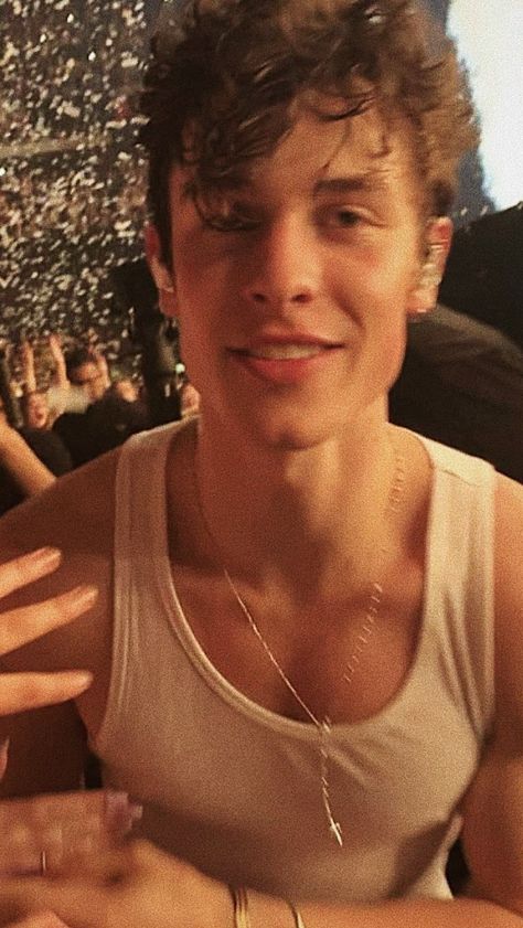 Hot Shawn Mendes, Shawn Mendes Wallpaper, Canadian Boys, Edit Photos, Shawn Mendes, Future Husband, Justin Bieber, Celebrity Crush, Ariana Grande