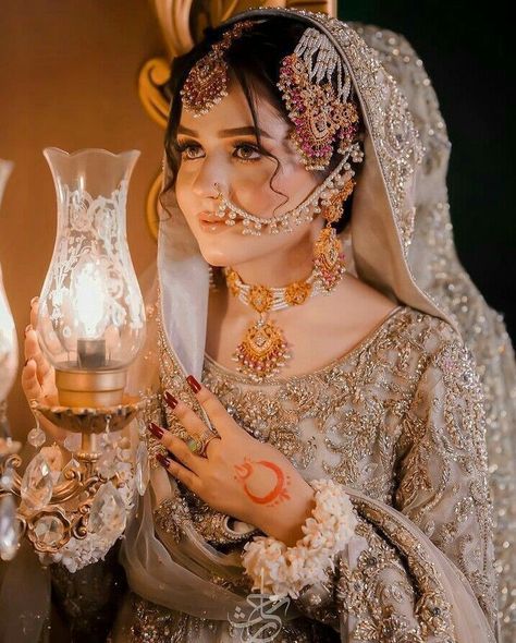 Nikkah Dress For Sisters, Pakistani Makeup Looks, Pakistani Bridal Hairstyles, Bridal Makeup Videos, Nikah Dress, Bridal Jewellery Inspiration, Pakistani Bridal Makeup, Pakistani Bridal Jewelry, Asian Wedding Dress