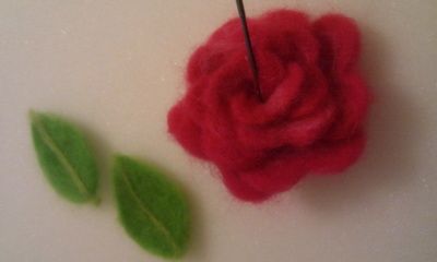 Needle Felted Flowers, Felt Flower Tutorial, Felted Flowers, Ribbon Flower Tutorial, Felt Roses, Fabric Flower Brooch, Fabric Flower Tutorial, Rose Tutorial, Felt Flower Headband