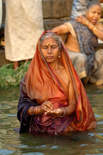 Indian woman worships in the Ganges River at Varanasi, a sacred site for Hindus. Yoga India, Hindu Worship, Ganges River, Arte Yoga, Mother India, Womens Business, Amazing India, Indian People, India People