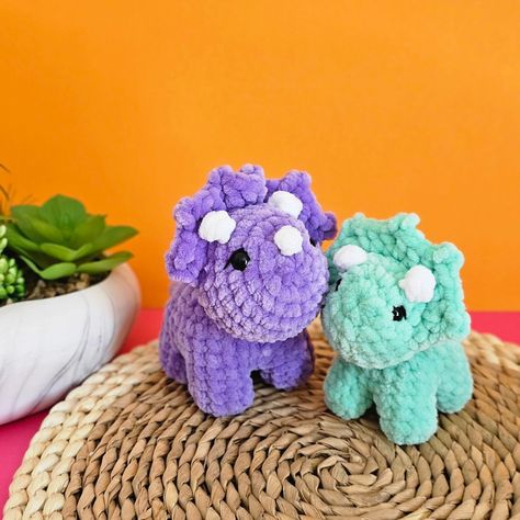 Tessa and Taylor the Triceratops, are looking all summery and cute🤭 Tessa (blue) is the baby dinosaur and Taylor (purple) is the Mum! Patterns by me! First link in bio🩵 #crochet #crochetpattern #amigurumipattern #amigurumi #Triceratops #crochetdinosaur No Sew Crochet Triceratops, Mini Crochet Triceratops, Small Triceratops Crochet Pattern, Crochet African Flower Triceratops, Crochet Purple Dinosaur, Crochet Dinosaur, Baby Dinosaurs, Crochet Crafts, Amigurumi Pattern