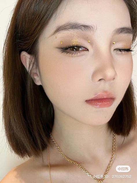 Fall Douyin Makeup, Enhypen Makeup Inspired, Model Make Up, Douyin Wedding Makeup, Earth Tone Makeup, Christmas Makeup Looks Simple, Christmas Eyeliner, Creative Christmas Makeup, Simple Christmas Makeup