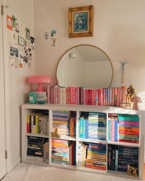 Book Self Aesthetic, Bookshelves In Room, Preppy Bookshelf, Bookshelf Styling Bedroom, Book Case Ideas, Cottagecore Bookshelf, Aesthetic Bookshelf Decor, Colorful Bookshelves, Book Lover Aesthetic