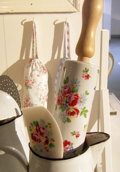 Cath Kidston Kitchen, Deco Studio, Cottage Charm, Rolling Pins, Pip Studio, Shabby Chic Kitchen, Chic Kitchen, Shabby Cottage, Rose Cottage