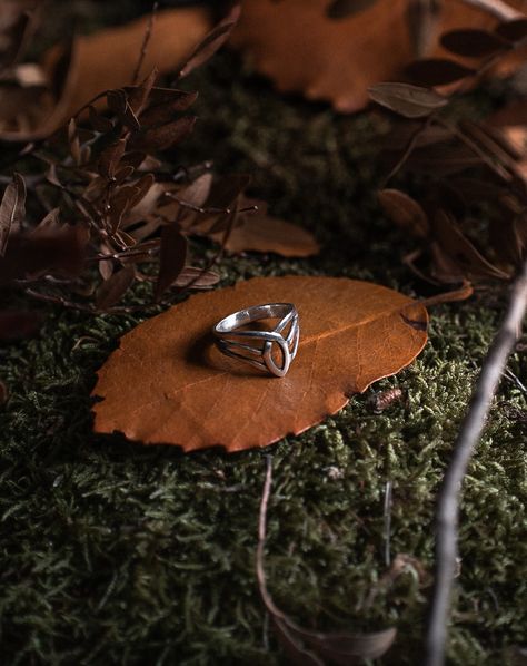 "The world is indeed full of peril, and in it there are many dark places; but still there is much that is fair, and though in all lands love is now mingled with grief, it grows perhaps the greater." - Galadriel - J.R.R. Tolkien I designed this simple elvish ring on the basis of Peter Jacksons portay of the High Elves in his depiction of the Lord of the Rings movies, which is in turn, very much inspired by the Art Nouveau aesthetic. The slight minimalistic design still speaks so much to my o... Art Nouveau Aesthetic, Elvish Ring, Nouveau Aesthetic, Alan Lee, High Elf, J R R Tolkien, Bridesmaid Gifts Jewelry, The Lord Of The Rings, Dark Places