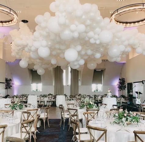 Wedding Balloon Decor, Balloon Decor Ideas, Balloon Decoration Ideas, Balloon Arrangement, Balloon Chandelier, Wedding Dance Floor, Balloon Ceiling, Prom Themes, Bridal Shower Balloons