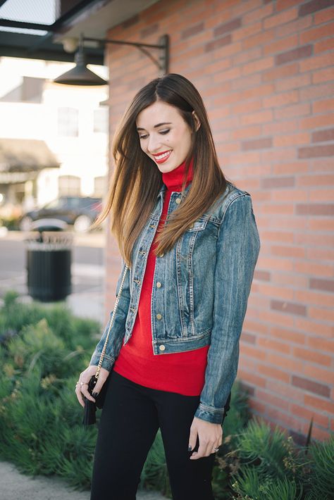 red turtleneck sweater with black pants M Loves M Red Turtleneck Outfit, Outfit Rojo, Teen Spring Outfits, Black Jacket Outfit, Red Sweater Outfit, Turtleneck Sweater Outfit, Sport Events, Red Turtleneck Sweater, Winter Sweater Outfits