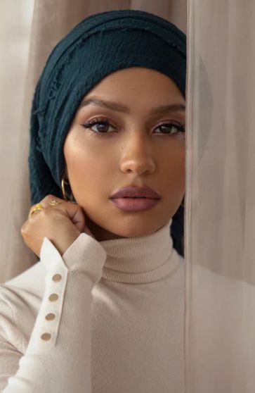 Gorgeous Headwrap Hairstyles, Cotton Hijab, Estilo Hijab, Iranian Beauty, Cotton Scarves, Hair Wrap Scarf, Head Wrap Styles, Mode Turban, Hair Scarf Styles