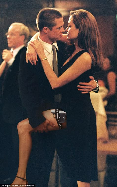 Mr And Mrs Smith Wallpaper, Sr Smith, Angelina Jolie Photoshoot, Angelina Jolie Young, Angelina Jolie Tattoo, Angelina Jolie 90s, Angelina Jolie Movies, George Peppard, Angelina Jolie Style