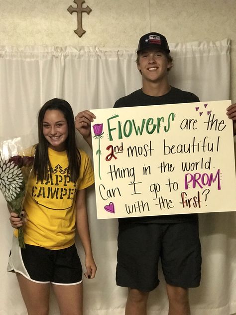 Promposal with Flowers Gf Proposal Ideas, Creative Prom Proposal Ideas, Cute Hoco Proposals, Girlfriend Proposal, Homecoming Poster Ideas, Cute Proposal Ideas, Cute Promposals, Prom Posters, Homecoming Signs