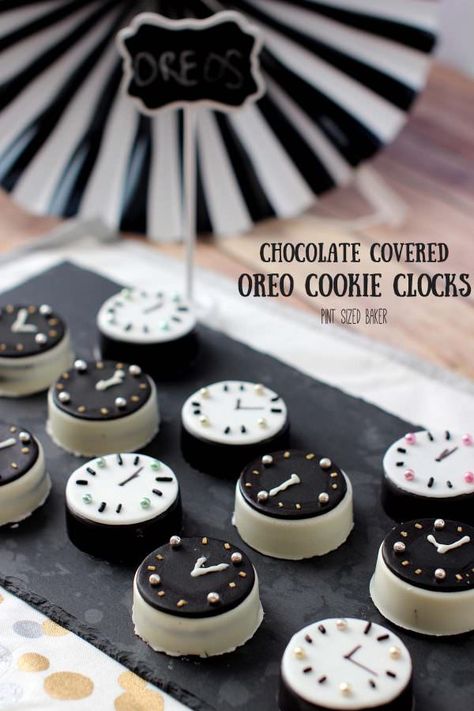 Count Down to the New Year with these fun Chocolate Covered Oreo Cookie Clocks. Perfect for you party! New Years Eve Snacks, New Years Eve Menu, New Years Eve Dessert, New Year's Desserts, New Years Eve Food, New Year's Cake, Festive Desserts, New Year's Eve Recipes, New Year's Food