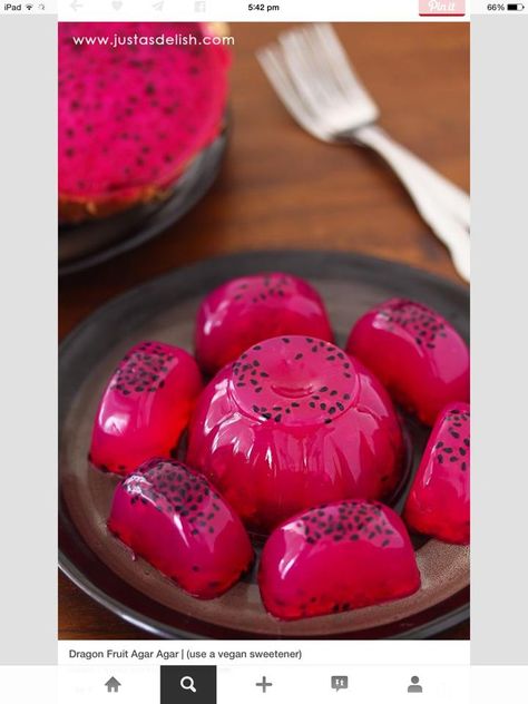 jelly ...like? Dragon Fruit Jelly, Puding Mangga, Dragonfruit Recipes, Buah Naga, Jelly Desserts, Art Dragon, Jello Recipes, Agar Agar, Jelly Recipes