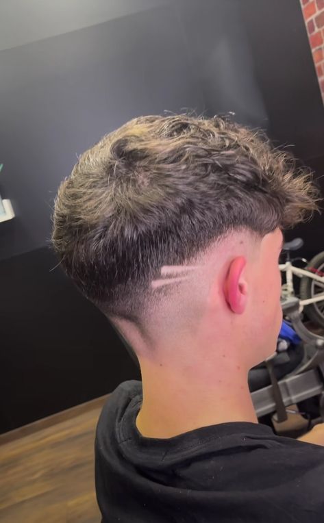 Mid Fade With Long Hair On Top, Mid Fade Fluffy Hair, High Fade Long Top, Low Mid Fade Haircut Men, Skinfade Haircut Men, Skin Fade Design, Mid Fade Mullet, Mid Fade Designs, Drill Hairstyle