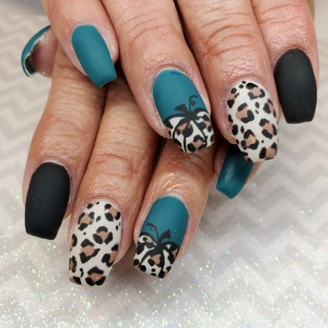 Fall Leopard Pumpkin Nails, Cheetah Print Pumpkin Nails, Leopard Print Pumpkin Nails, Fall Nails Blue Grey, Pumpkin Cheetah Nails, Turkey Acrylic Nails, Teal Leopard Nails, Jacksonville Jaguars Nails, Fall Fun Nails