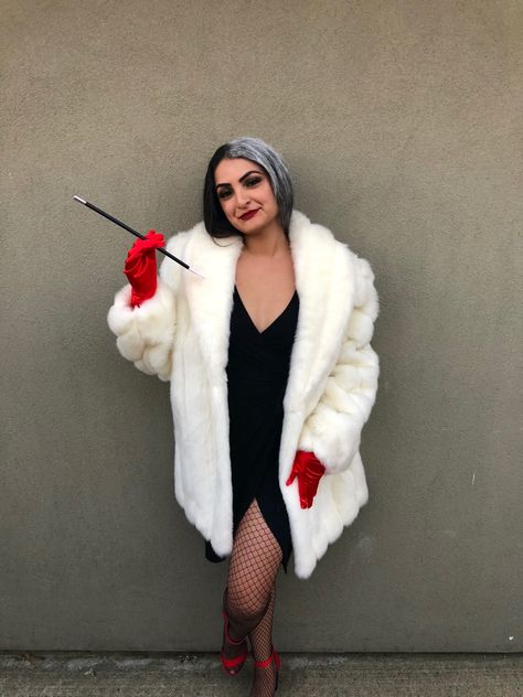 Cruela De Vil Costume Ideas, White Fluffy Coat, Disfraces Ideas, Cruella Costume, Hot Halloween, Halloween 23, Hot Halloween Outfits, Holloween Costume, Fuzzy Coat