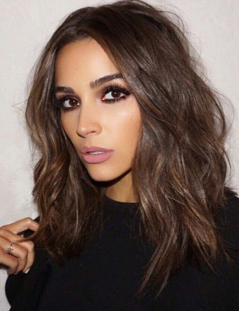 Center Parted Messy Hair with Waves Brunette Hairstyles, Rambut Brunette, Olivia Culpo, Classy Style, Fancy Hairstyles, Hair Envy, Brunette Hair, Hair And Makeup, Style Women