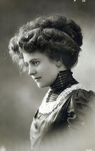 Um 1900 Frauen-Portrait 1800s Hairstyles, Edwardian Hair, Lady Photo, Edwardian Lady, Edwardian Hairstyles, Collateral Beauty, Vintage Foto's, Victorian Hairstyles, Old Portraits