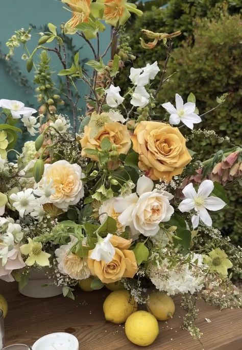 Tuscany Flowers, Arrangement Flowers, Rose Floral Arrangements, White Floral Arrangements, Flowers For Mom, Floral Styling, Registry Office Wedding, Floral Arranging, Dream Dream