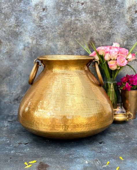 Indian Brass Decor Ideas, Indian Handicrafts Decor, Indian Decor Diy, Abstract Vases, Brass Utensils, Indian Ceramics, Puja Items, Diya Lamp, Bronze Decor