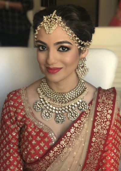 Indian Wedding Jewlry - Bride in a Polki and Gold Set with a Gold Matha Patti | WedMeGood  Makeup by: Shamita Gogia Makeup Artist #wedmegood #indianbride #indianwedding #indianweddingjewlery #weddingjewlery #bridal #jewelry Mang Patti, Black And Silver Eye Makeup, Marriage Jewellery, Modern Indian Wedding, Lehenga Jewellery, Indian Bridal Hairstyles, Indian Bridal Wear, Blush Bride, Indian Bridal Fashion