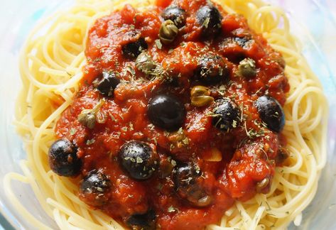 Un domingo a la italiana: tres salsas para las pastas Pasta Italiana, Birthday Halloween Party, Easy Pasta, Italian Recipes, Spaghetti, Pasta, Ethnic Recipes