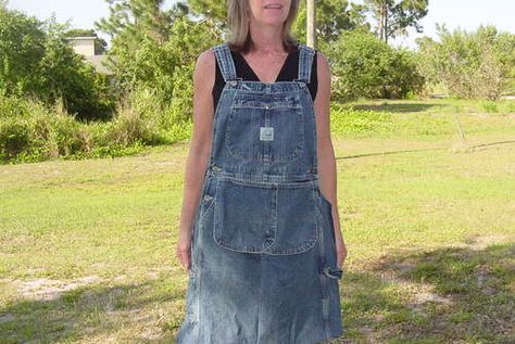 I may have to look for some bib overalls next time I'm at the DAV!  Up-Cycle Shop/Gardening/Craft Apron From Bib Overalls (no sew directions at end) Free Apron Patterns, Free Apron Pattern, Denim Aprons, Jean Apron, Denim Recycle, Denim Coverall, Apron Tutorial, Diy Apron, Apron Patterns