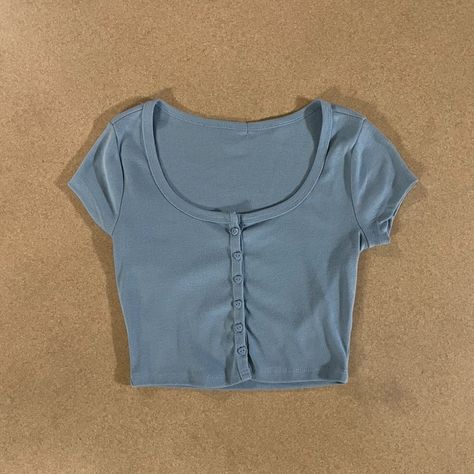 Size Small - Light Blue - Crop Top - Buttoned Front Never Worn! Excellent Condition Cropped Tank Top Outfit, Light Blue Crop Top, Round Neck Crop Top, Top Summer Outfits, Tank Top Outfits, Beach Outfits, Light Blue Shirts, Blue Crop Tops, Top Summer