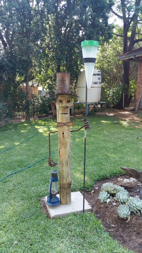 Welding Projects Garden, Wooden Stakes Ideas, Wooden Post Ideas, Wooden Garden Decor, Garden Wood Projects, Diy Garden Decorations, Wood Log Crafts, Dream Garden Backyards, Metal Figures