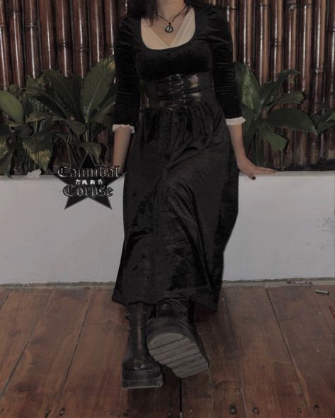 Medieval Black Dress, Black Dress With Corset, Medieval Goth, Oc Things, Hippie Goth, Casual Goth, Dress With Corset, Romantic Goth, Goth Dress