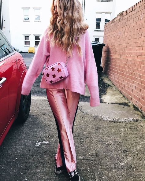 Flirty Outfits, Look Rose, Walking Down The Street, Fashion Life, Looks Street Style, Mode Inspo, Mode Vintage, Looks Style, Mode Inspiration