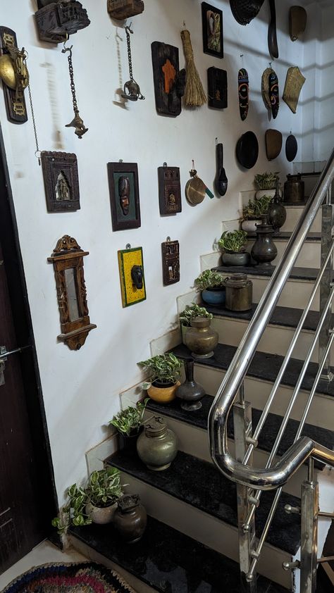 Stair Wall Decorating Ideas, Brass Decor Indian, Stairs Decor, Indian Interior Design, Indian Wall Decor, Home Flower Decor, Staircase Wall Decor, Stairway Decorating, Indian Room