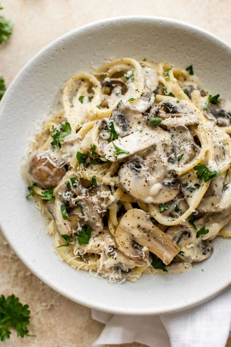 Creamy Mushroom Pasta • Salt & Lavender Mushroom Pasta Sauce, Pasta Vegetarian, Recipe Mushroom, Mushroom Recipes Pasta, Resep Pasta, Pasta Cremosa, Creamy Mushroom Pasta, Avocado Pesto, Recipe Vegetarian