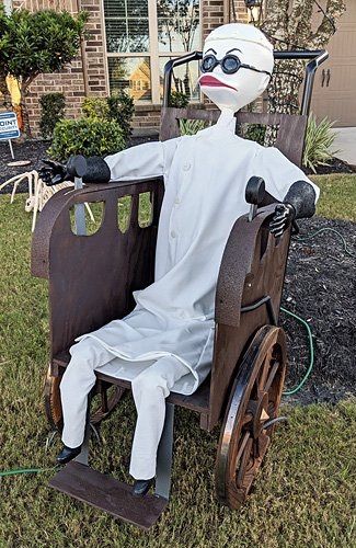 Prop Dr Finkelstein, The Nightmare Before Christmas Halloween, Halloween Maze, Halloween Forum, Nightmare Before Christmas Decorations, Halloween Props Diy, Nightmare Before Christmas Halloween, Christmas Yard Decorations, Office Christmas Decorations