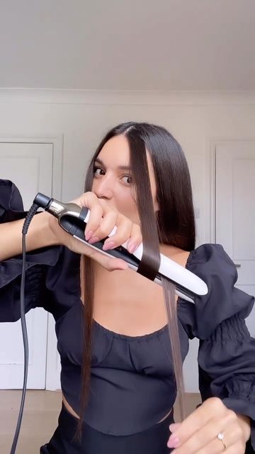 ghd hair on Instagram: "Queen of all things hair @anisasojka blessing us with another hair hack 👸🏻🙌🏼 This time, showing us how to create curls with more volume using a hair straightener 👀 #ghd #ghdstraightener #straightenercurls #hairhack #volumecurls" Curl Bangs With Straightener, How To Curl Your Hair With A Strainer, Ways To Curl With A Straightener, How To Roll Hair With Straightener, How To Curl Your Hair With Straightener, Curl With Straightener Tutorial, How To Curl Ur Hair With A Straightener, Curly Hair With Straightener, How To Curl Your Hair With A Straightener