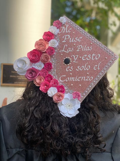 Graduation Cap Designs Karol G, Graduation Cap Designs Guatemala, Grad Cap Ideas Spanish, Unique Grad Caps, Spanish Cap Decoration Graduation, Graduation Cap Designs In Spanish, Graduation Cap Designs Spanish, Chicano Graduation Cap, Graduation Cap Spanish