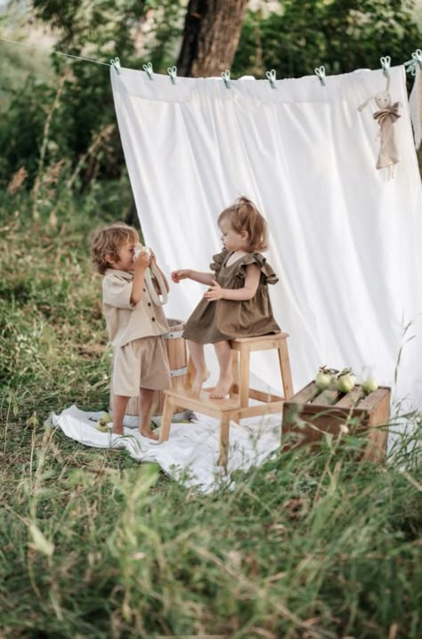 White Sheet Mini Session, Fun Unique Family Photoshoot Ideas, Boho Family Photos, Spring Minis, Baby Birthday Photoshoot, Mommy And Me Photo Shoot, Easter Photoshoot, Mini Photo Sessions, Line Photography