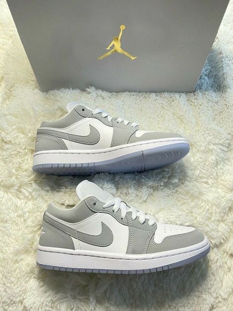 Wishlist Shoes, Sepatu Air Jordan, Tenis Jordan, Snicker Shoes, Shoe Aesthetic, Gray Nike Shoes, Обувь Air Jordan, Jordan 1 Low White, Skater Outfits