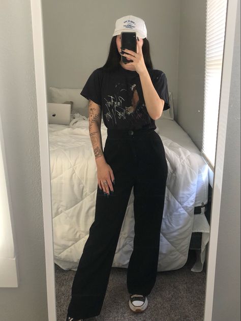 Black Shirt Tucked In Jeans, Outfit Ideas Black Wide Leg Pants, White Tee And Black Pants Outfit, Wide Leg And Tshirt Outfit, Wide Leg Jeans And Tshirt, Black Wide Leg Trousers Outfit Casual, Pink Floyd Shirt Outfit, Wide Leg Black Jeans Outfit, Black Wide Leg Jeans Outfit