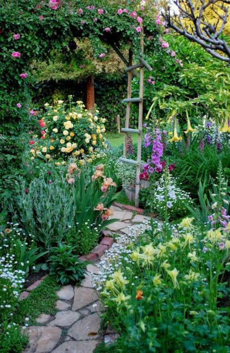 a love of gardening... Cottage Garden Design, Cottage Gardens, Have Inspiration, The Secret Garden, Front Yard Garden, Garden Pathway, Garden Cottage, English Garden, Shade Garden