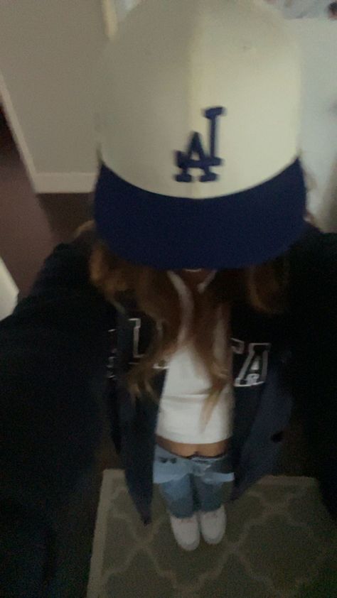 Baseball Aesthetic Girl, Hats On Women, Girl With Snapback, La Cap Outfit, La Hat Outfit, Dodgers Aesthetic, Outfits With Baseball Cap, Baseball Fits, Baseball Aesthetic