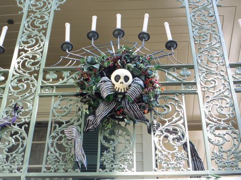 Haunted Mansion Haunted Mansion Exterior Decor, Haunted Mansion Nightmare Before Christmas, Haunted Mansion Wreath, Haunted Mansion Party, Haunted Mansion Decor, Glam Halloween, Haunted Mansion Halloween, Nightmare Before Christmas Decorations, Jack Skeleton