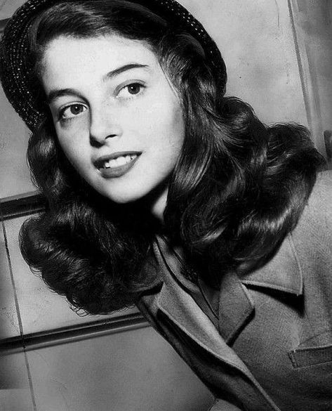 Pier Angeli - 🎬🎥⭐🌟🌠✨- (77.97 kB 📷💢). Classic Movie Stars, Old Hollywood Stars, Body Poses, Hollywood California, Vintage Portraits, Woman Standing, Vintage Pinup, Black And White Pictures, Actor Model