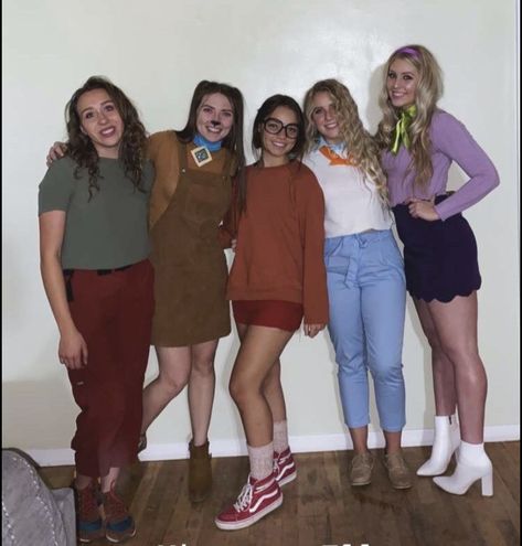 Diy Fred Costume Scooby Doo, Scooby Doo Fantasia, Scooby Doo Halloween Costumes Group, Fred Jones Costume, Female Scooby Doo Costumes, Fred Costume From Scooby Doo Women, Fred Scooby Doo Costume, Halloween Costumes Scooby Doo Gang, Scooby Halloween